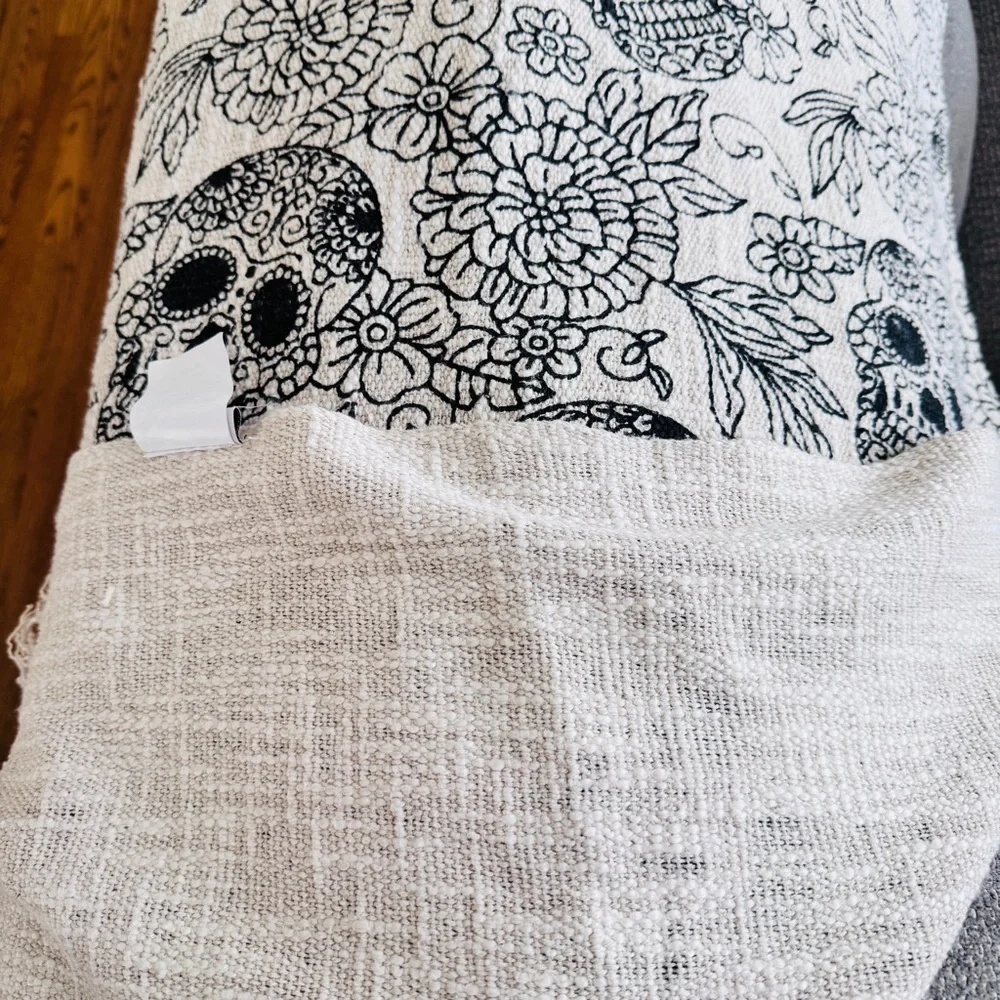 Mortar & Bone SKULLS Day of the Dead Black White 50 X 70 Knit Throw Blanket
